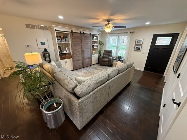 440 Hillcrest Drive NE, New Philadelphia, OH 44663