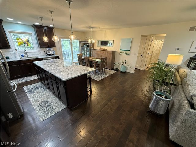 440 Hillcrest Drive NE, New Philadelphia, OH 44663