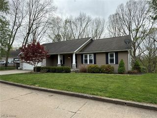 440 Hillcrest Drive NE, New Philadelphia, OH 44663