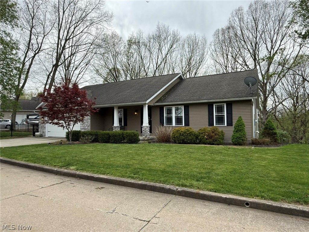440 Hillcrest Drive NE, New Philadelphia, OH 44663
