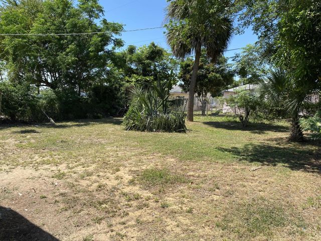 816 W 4TH Street, Riviera Beach, FL 33404