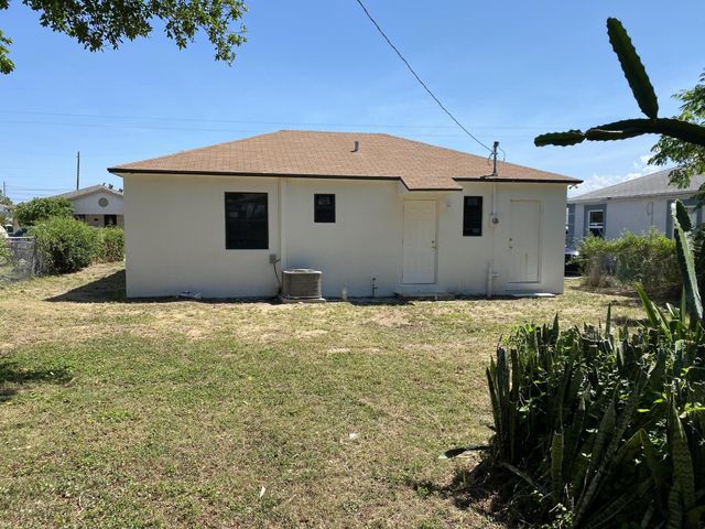 816 W 4TH Street, Riviera Beach, FL 33404