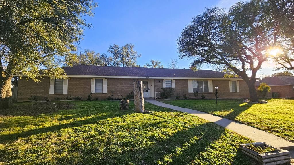 Image 1 of property listing at 237 Edgewood Dr, San Angelo, TX 76904