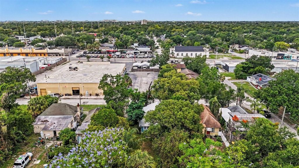 Image 33 of property listing at 4109 N SUWANEE AVENUE, Tampa, FL 33603