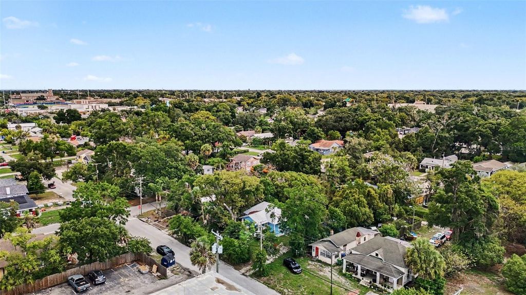 Image 34 of property listing at 4109 N SUWANEE AVENUE, Tampa, FL 33603