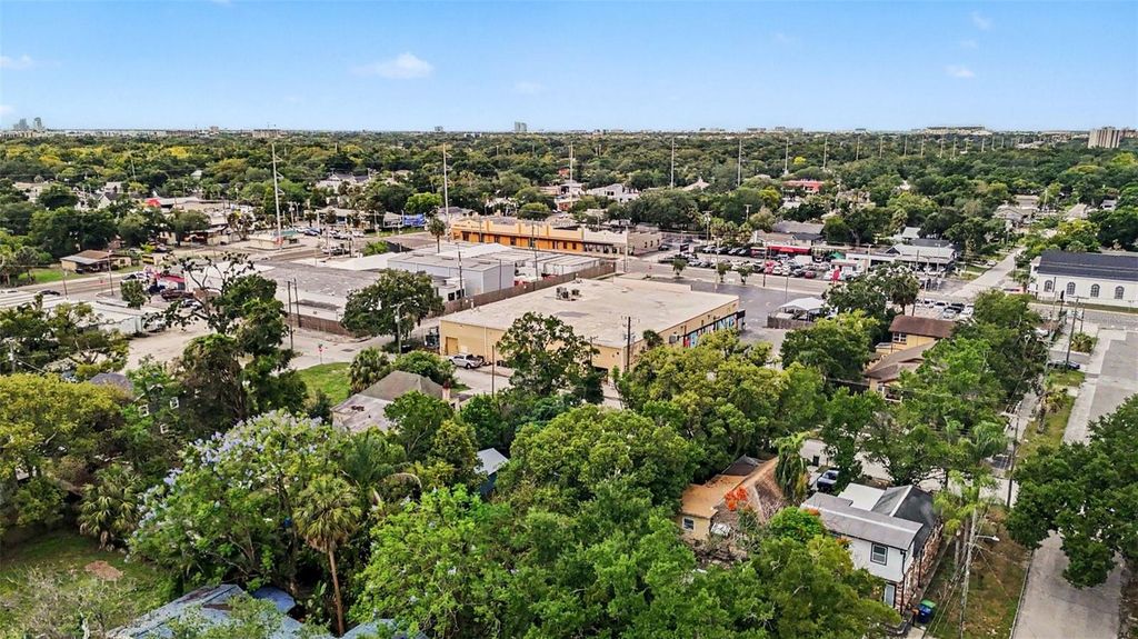 Image 35 of property listing at 4109 N SUWANEE AVENUE, Tampa, FL 33603