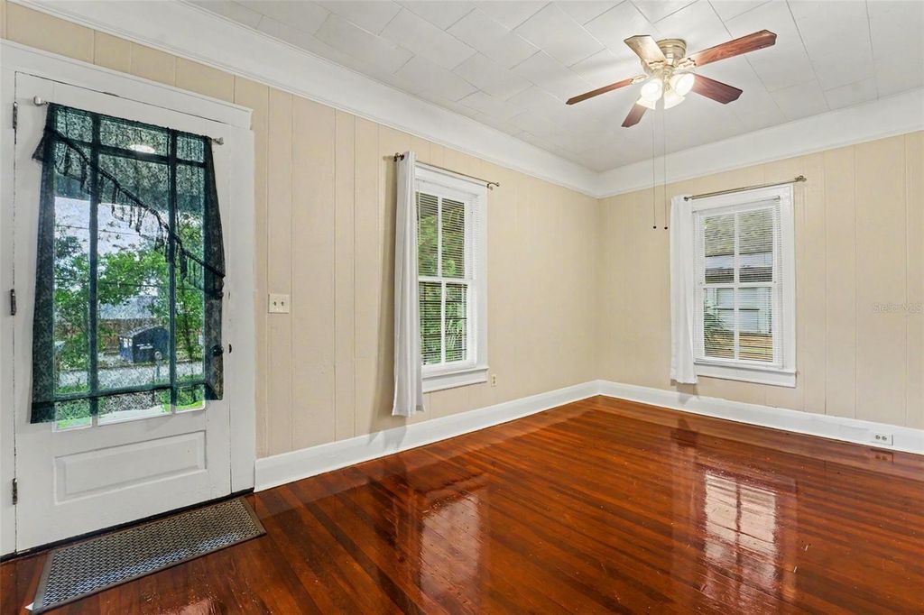 Image 6 of property listing at 4109 N SUWANEE AVENUE, Tampa, FL 33603