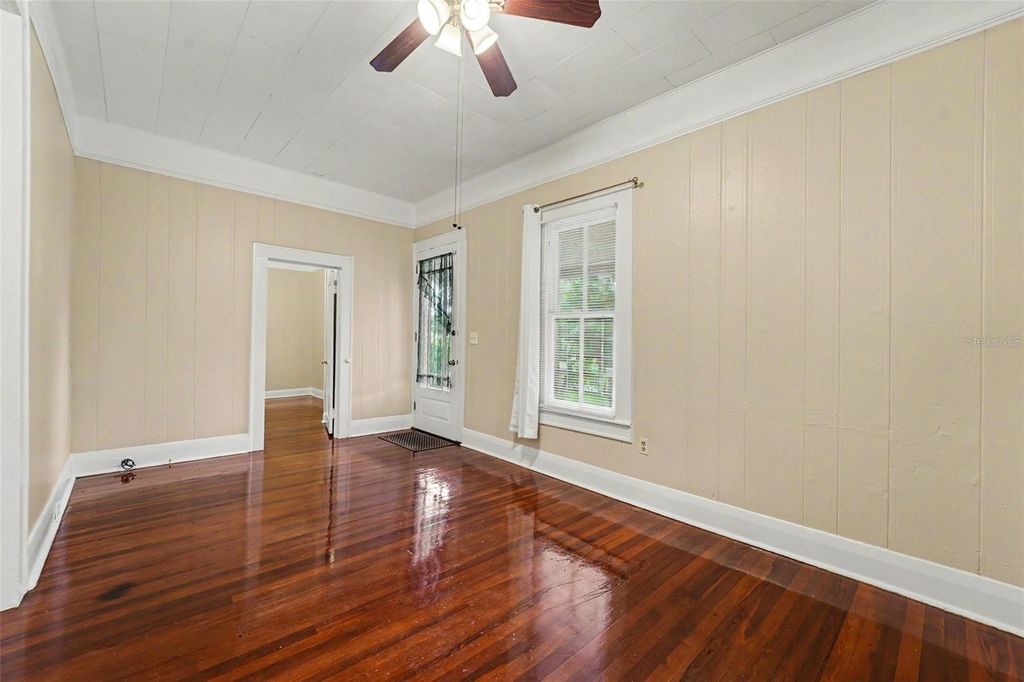 Image 9 of property listing at 4109 N SUWANEE AVENUE, Tampa, FL 33603