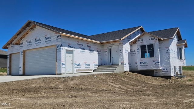 4550 Trailblazer Loop, Mandan, ND 58554 property photo