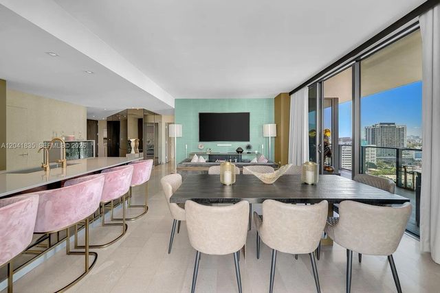 88 SW 7th St 1212, Miami, FL 33130
