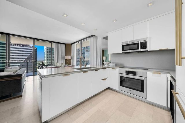 88 SW 7th St 1212, Miami, FL 33130