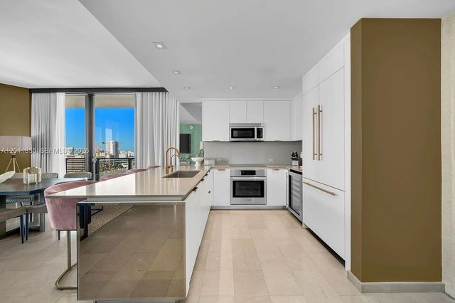 88 SW 7th St 1212, Miami, FL 33130