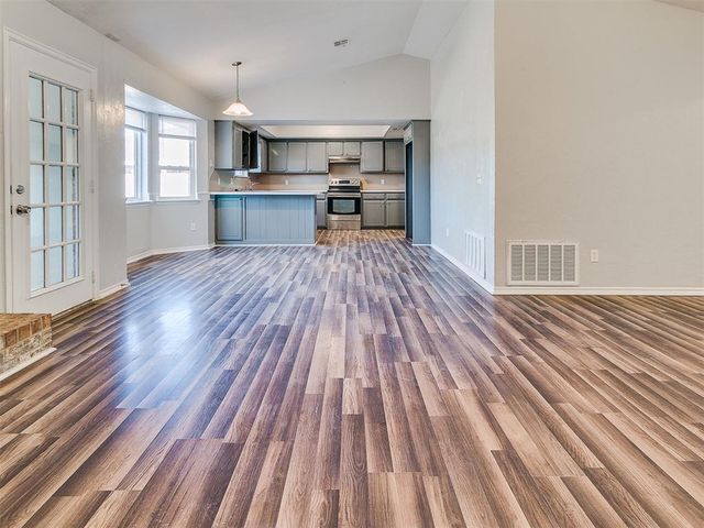 917 N Crystal Way, Mustang, OK 73064