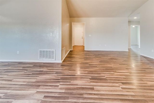 917 N Crystal Way, Mustang, OK 73064