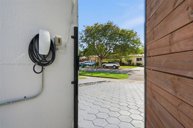 3681 SW 21st St, Miami, FL 33145