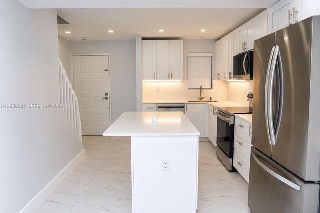 2750 W 76th St 203, Hialeah, FL 33016