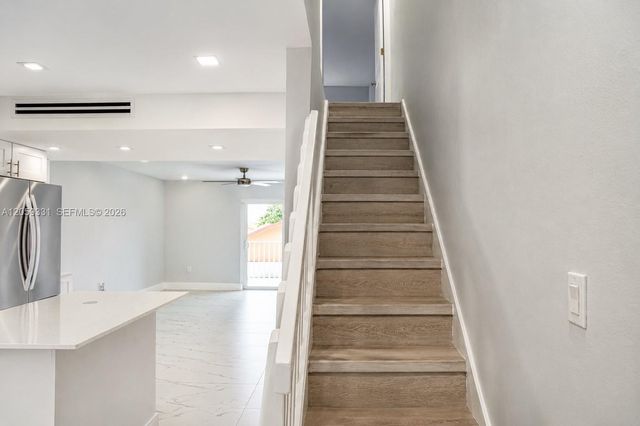 2750 W 76th St 203, Hialeah, FL 33016