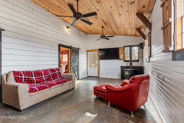 365 County Road 38, Riceville, TN 37370