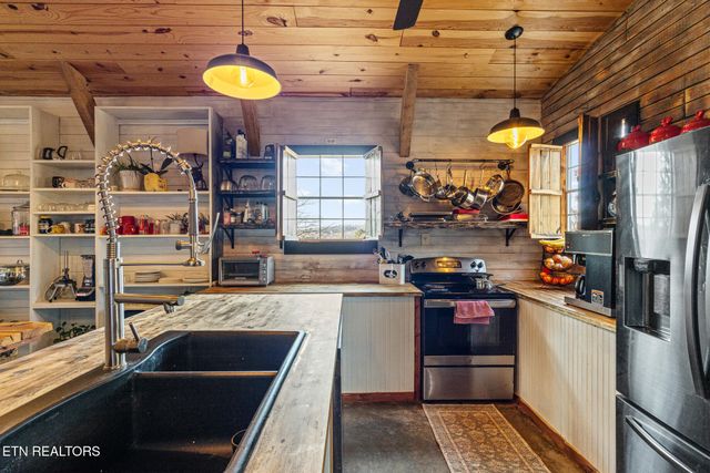365 County Road 38, Riceville, TN 37370