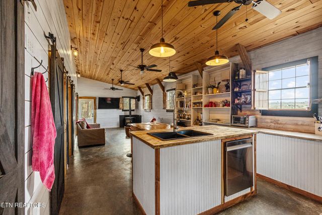 365 County Road 38, Riceville, TN 37370