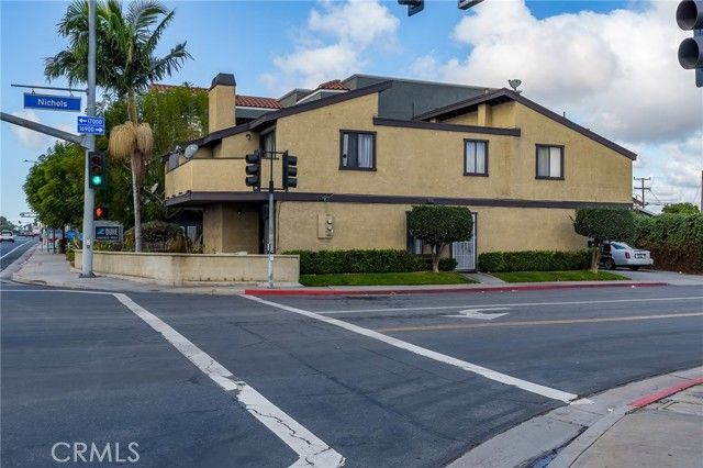 7611 Warner Avenue, Huntington Beach, CA 92647