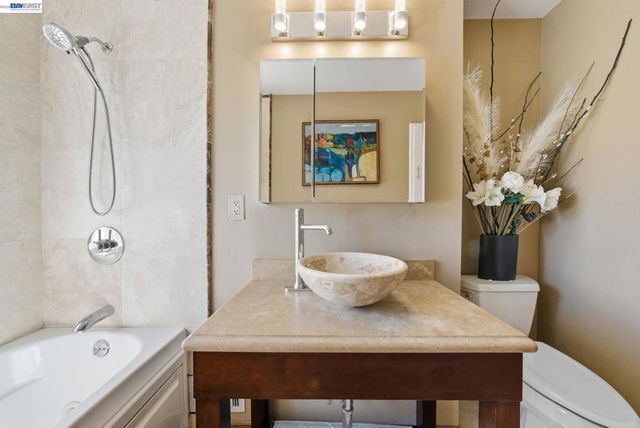 10000 Sigourney Ave, Oakland, CA 94605