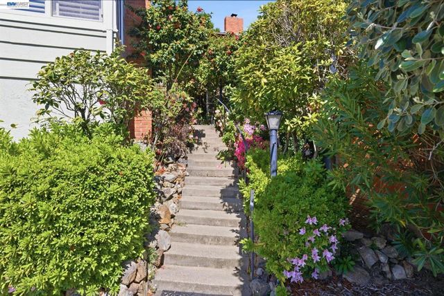 10000 Sigourney Ave, Oakland, CA 94605