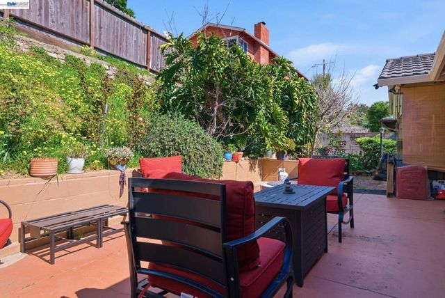 10000 Sigourney Ave, Oakland, CA 94605