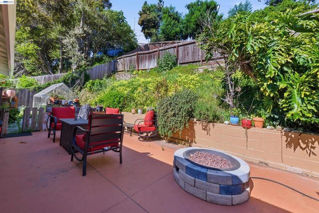 10000 Sigourney Ave, Oakland, CA 94605