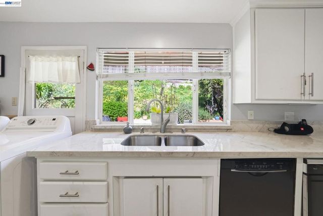 10000 Sigourney Ave, Oakland, CA 94605