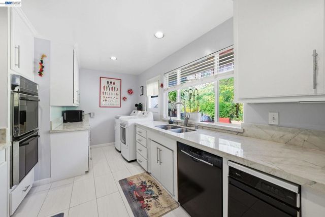 10000 Sigourney Ave, Oakland, CA 94605