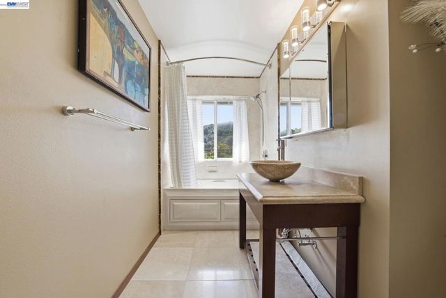 10000 Sigourney Ave, Oakland, CA 94605