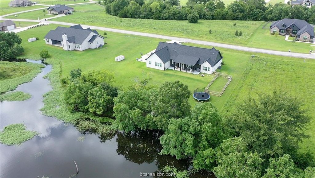 10104 Crown Point, Iola, TX 77861 — exterior