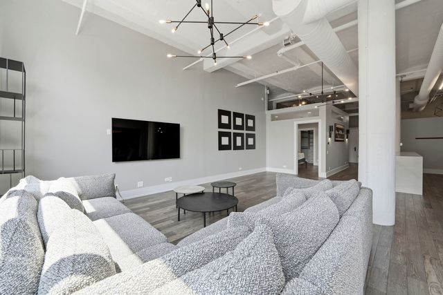 1000 W Washington Boulevard 406, Chicago, IL 60607