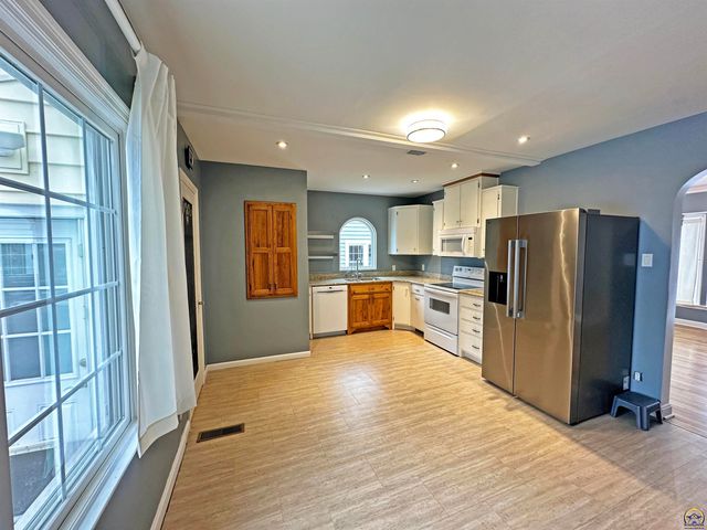 1735 SW Randolph AVE, Topeka, KS 66604