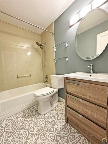 1735 SW Randolph AVE, Topeka, KS 66604