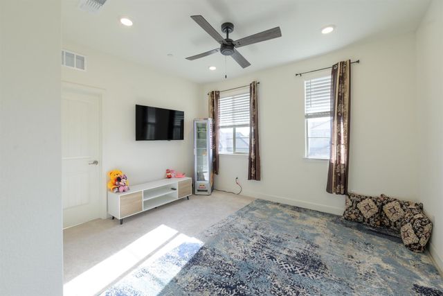 7666 Ocean Park Dr, Antelope, CA 95843