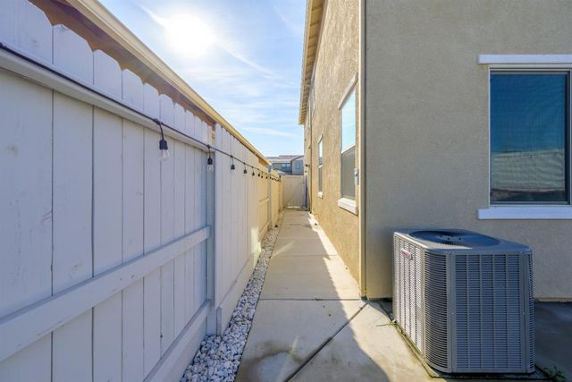 7666 Ocean Park Dr, Antelope, CA 95843