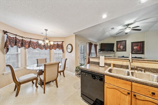 3985 Sunset Lake Cv, Memphis, TN 38135