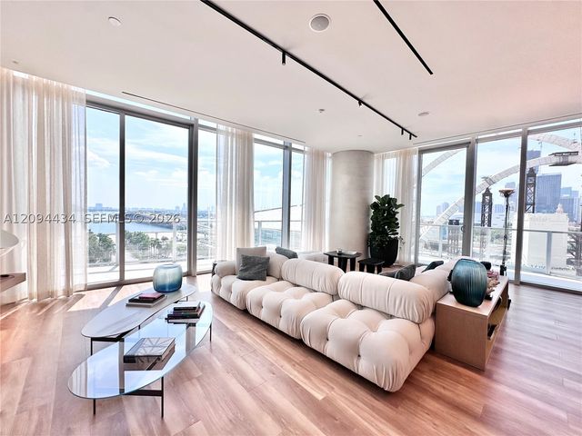 1400 Biscayne Blvd 402, Miami, FL 33132