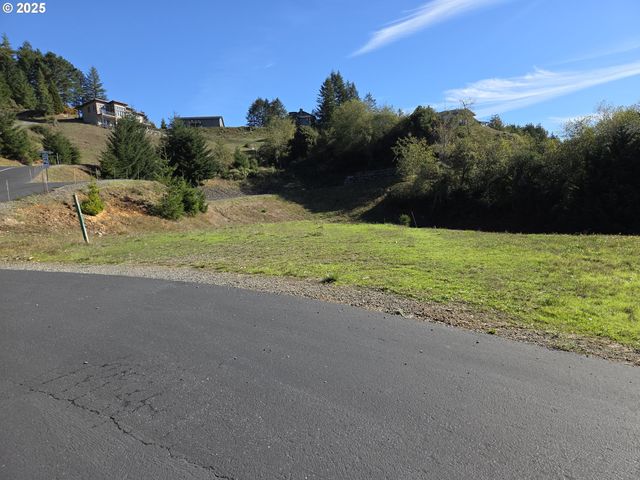 7771 ZOE Dr, Brookings, OR 97415