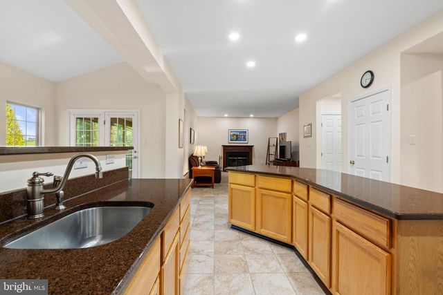 41 WATERFORD DR, Bordentown, NJ 08505