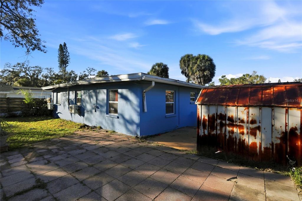 Image 8 of property listing at 1906 2ND AVENUE E, Bradenton, FL 34208