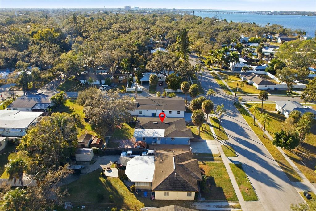 Image 9 of property listing at 1906 2ND AVENUE E, Bradenton, FL 34208