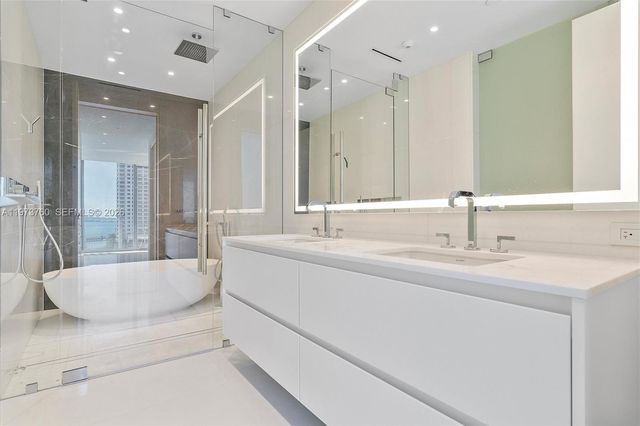 300 Biscayne Blvd Way 903, Miami, FL 33131