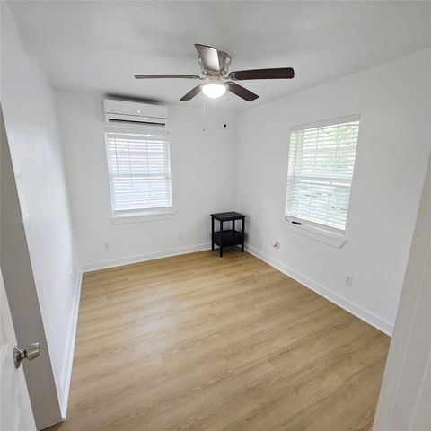 305 Miles Road, Bacliff, TX 77518