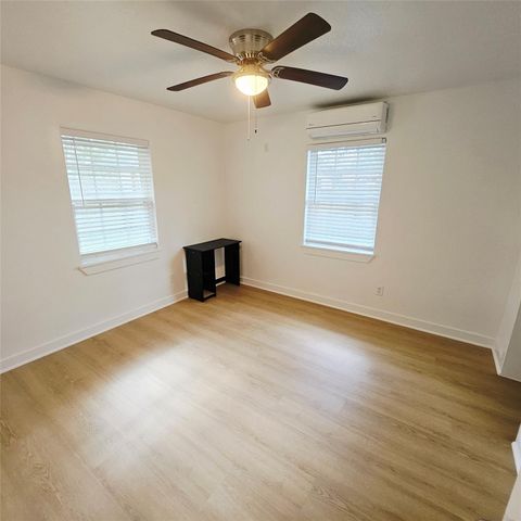 305 Miles Road, Bacliff, TX 77518