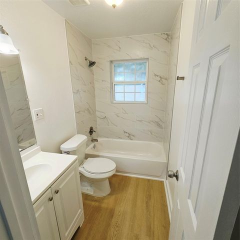 305 Miles Road, Bacliff, TX 77518