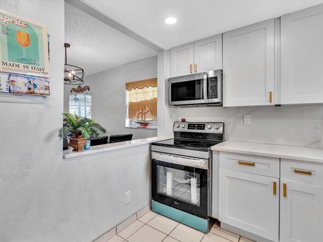 9041 Sunrise Lakes Boulevard 113, Sunrise, FL 33322