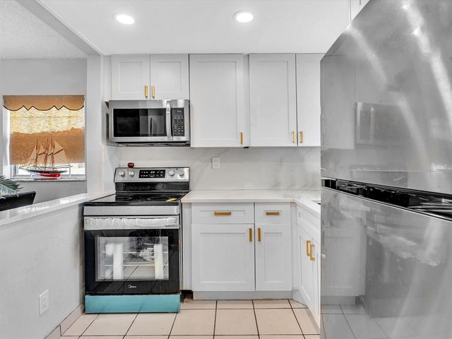 9041 Sunrise Lakes Boulevard 113, Sunrise, FL 33322